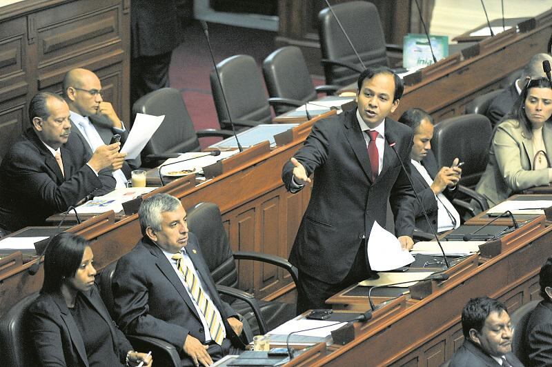 Dinileaks: Rastreo a políticos incluyó seguimiento físico a entorno