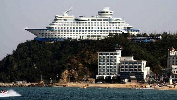 Crucero sobre una montaña de Corea causa asombro al convertirse en hotel (FOTOS)