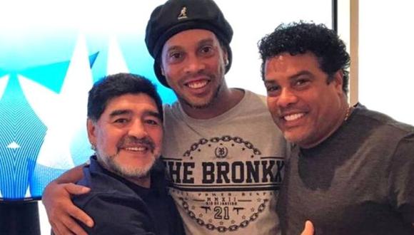 Diego Maradona espera que Ronaldinho lo visite antes que viaje Barcelona