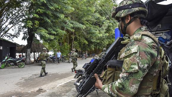 Colombia y la oposición venezolana aseguran que Caracas pretende con esta ofensiva ayudar a guerrilleros disidentes colombianos en la lucha que libran con otra facción por el control del narcotráfico. (Foto: AFP)