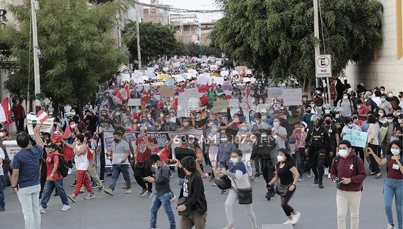Miles de piuranos salen a protestar en contra del gobierno de Manuel Merino 