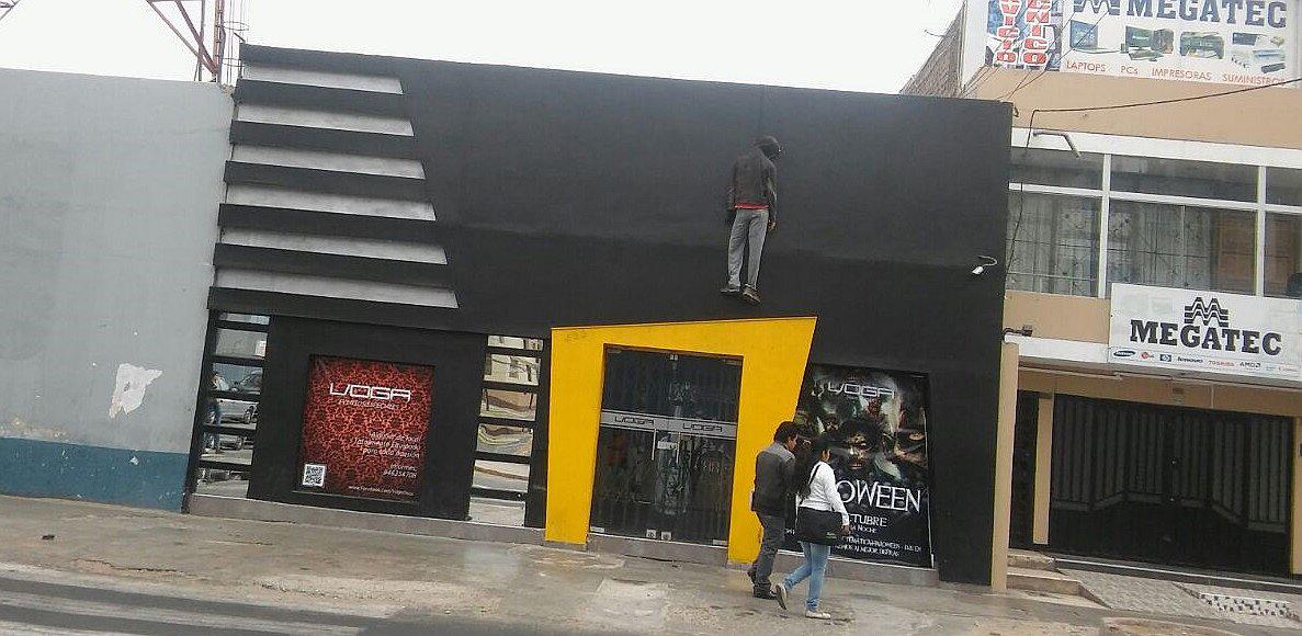 Trujillo: Hombre colgado asusta a transeúntes, pero luego descubren esto (VÍDEO) 