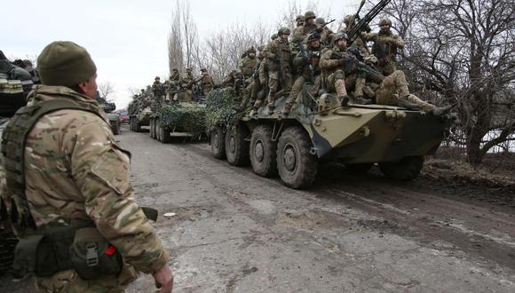 Militares de Ucrania se preparan para repeler un ataque de Rusia en la región de Lugansk el 24 de febrero de 2022. (ANATOLII STEPANOV / AFP).