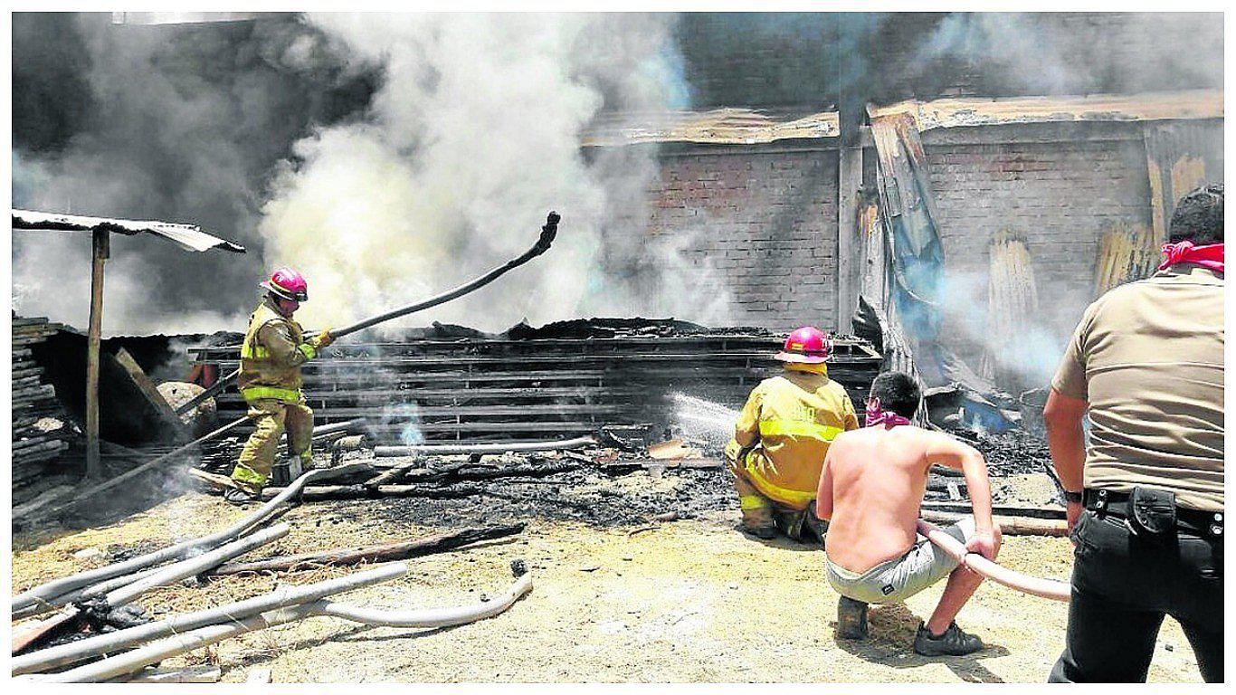 Más de S/ 10,000 en pérdidas deja incendio en una constructora 