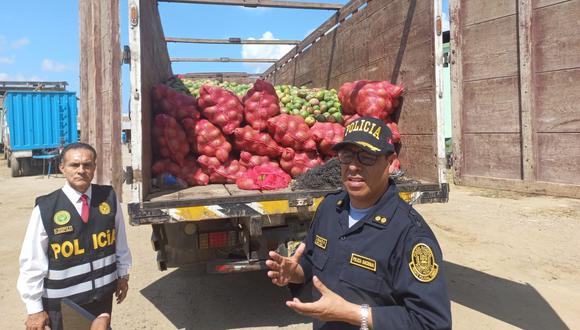 Entre los detenidos figuran dos extranjeros, quienes realizaban el transbordo de 14 toneladas de mango que iban a ser llenadas en cajas y vendidas en Ecuador