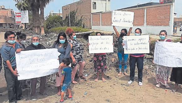 Vecinos se quejan por la  acumulación de residuos sólidos que se extraen del citado canal y que la comuna de Chiclayo no los erradica.
