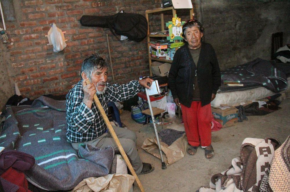 Ancianitos damnificados de La Rinconada por lluvias reciben ayuda