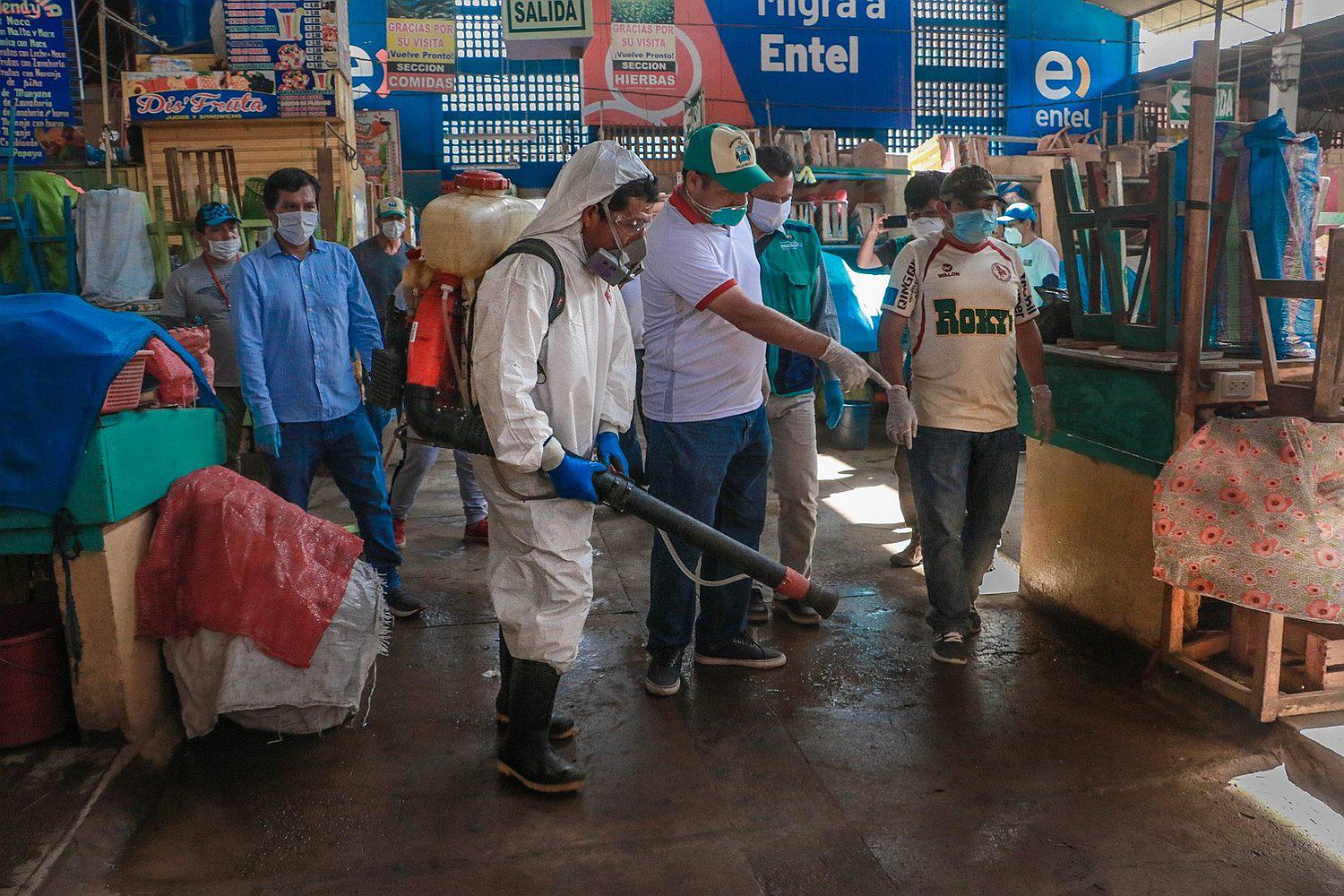 Fumigación y desinfección de Mercado Modelo de Huánuco