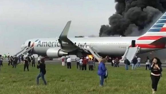 Avión se incendia en aeropuerto de Chicago y deja varios heridos (VIDEO)