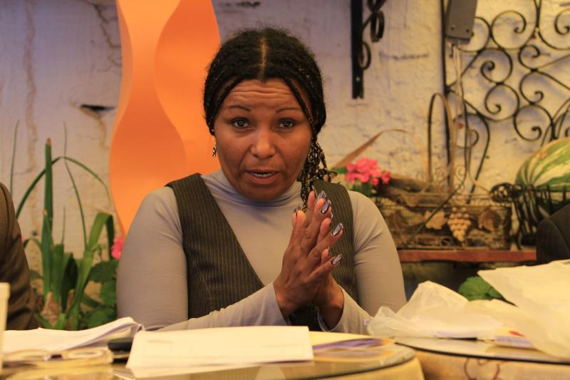 Víctima de discriminación racial se defiende 