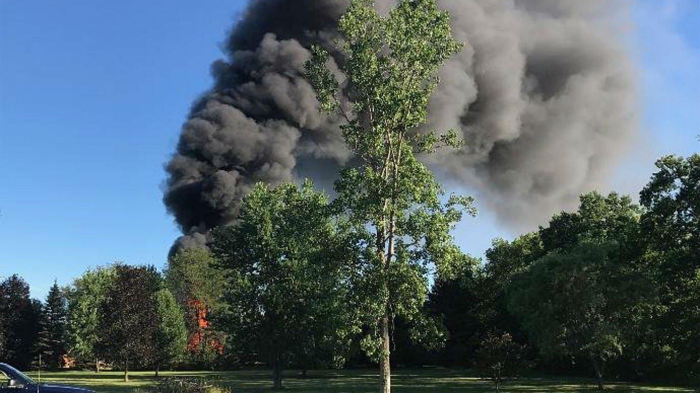 Usó explosivos para eliminar panal de abejas y terminó incendiando su casa