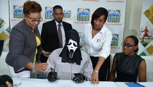 Hombre gana la lotería y se pone máscara de Scream para que nadie lo reconozca