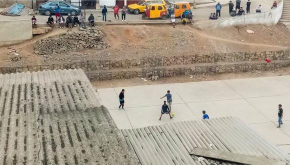 Ciudadanos jugando futbito pese a que está prohibido por el Gobierno. | Foto: Municipalidad de SJM