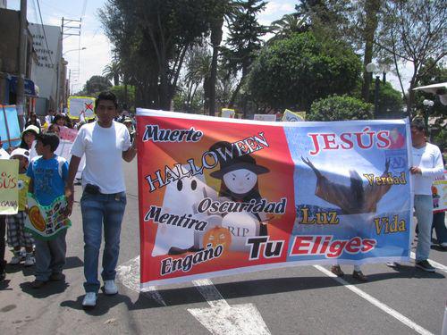 Iglesias protestantes marchan contra Halloween
