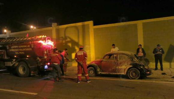 Vehículo se incendia en plena marcha por fuga de gasolina