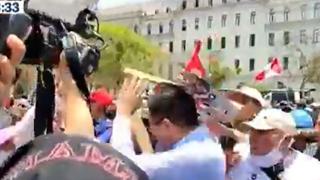 ‘La Toma de Lima’: manifestantes golpean y echan agua a reportero durante marcha en Plaza San Martín