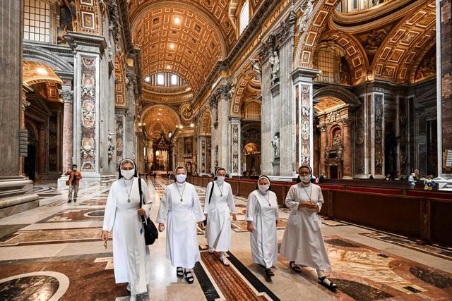 Las monjas visitan la Basílica de San Pedro cuando se reabre el 18 de mayo de 2020 en el Vaticano durante el encierro destinado a frenar la propagación de la infección COVID-19, causada por el nuevo coronavirus. (AFP / Vincenzo Pinto)