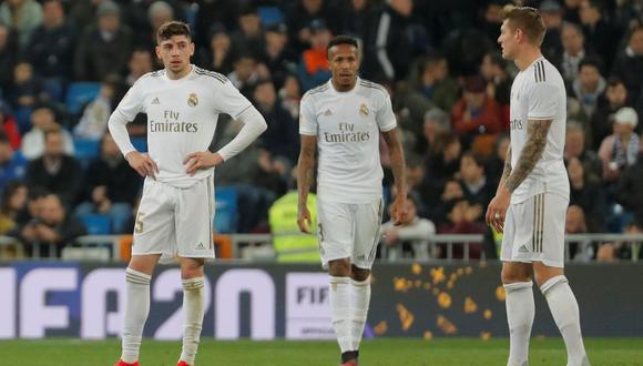 Soccer Football - Copa del Rey - Real Madrid v Real Sociedad - Santiago Bernabeu, Madrid, Spain - February 6, 2019   Real Madrid's Federico Valverde looks dejected with team mates after Real Sociedad's Mikel Merino scored their fourth goal                