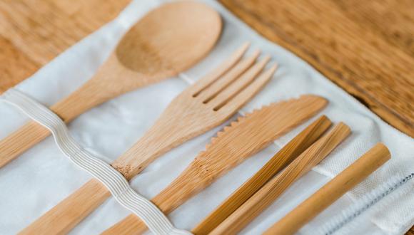 En el día a día, es recomendable limpiar los utensilios de madera con agua muy caliente. (Foto: Pexels)