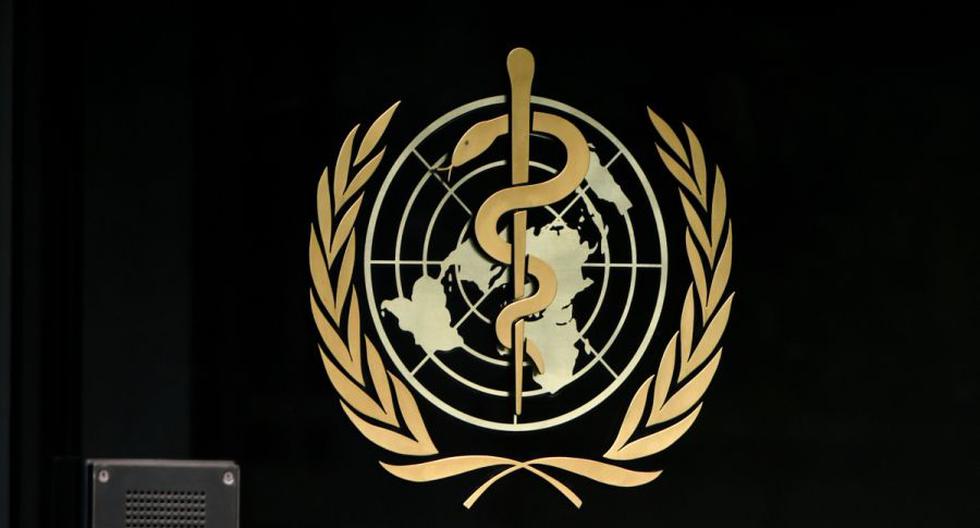 Una foto tomada en la última hora del 17 de agosto de 2020 muestra un cartel de la Organización Mundial de la Salud (OMS) en la entrada de su sede en Ginebra en medio del brote de COVID-19, causado por el nuevo coronavirus. (Fabrice COFFRINI / AFP).