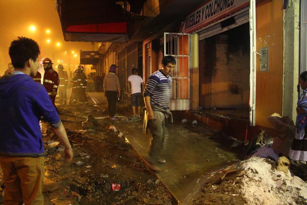 Incendio en Huaycan consumió almacén de colchones (FOTOS)