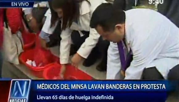 Médicos del Ministerio de Salud realizaron lavado de banderas en día 65 de la huelga 