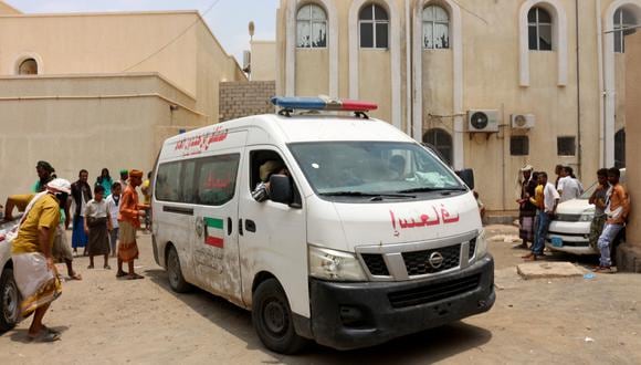 Una ambulancia transporta a víctimas al hospital Ibn Khaldun en la provincia sureña de Lahij, controlada por el gobierno, el 29 de agosto de 2021.  (Foto de Saleh OBAIDI / AFP)