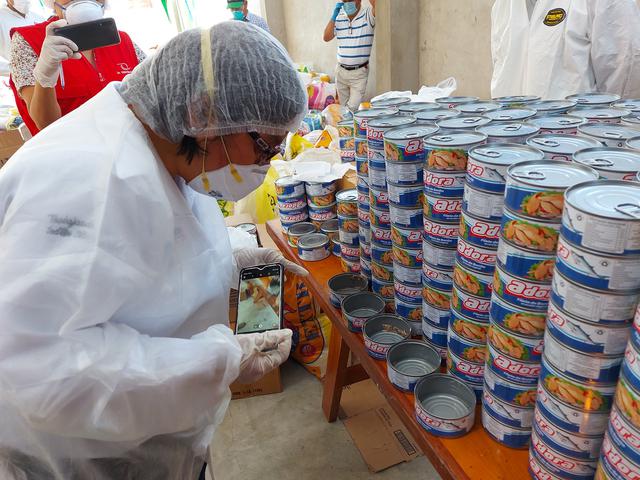 Personal del Sanipes supervisó el almacén de la comuna de Santa, en Áncash, en el que se guardaban las conservas de pescado. (Foto: Municipio de Santa)