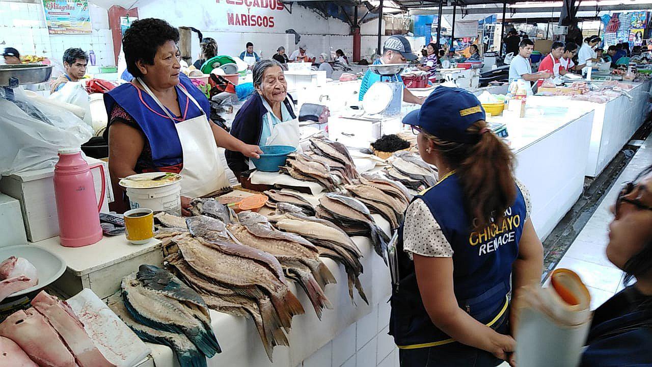 Inspeccionan zona de venta de pescado en el Mercado Modelo
