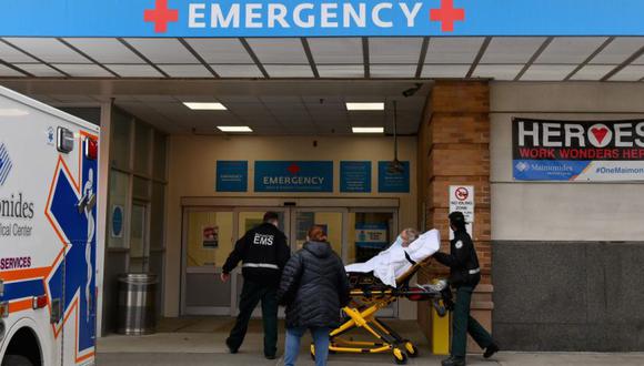 Los trabajadores de la salud transportan a un paciente desde una ambulancia al Centro Médico Maimonides, un hospital en el barrio de Borough Park de Brooklyn. (AFP/Angela Weiss).