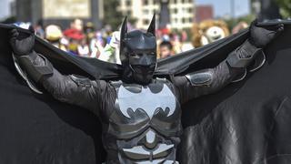 ‘Batman’ y ‘Superman’ marchan en México en busca de ayuda ante el COVID-19