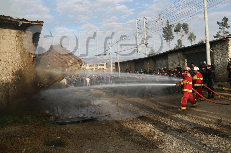 Voraz incendio consume local de reciclaje y molino de granos 