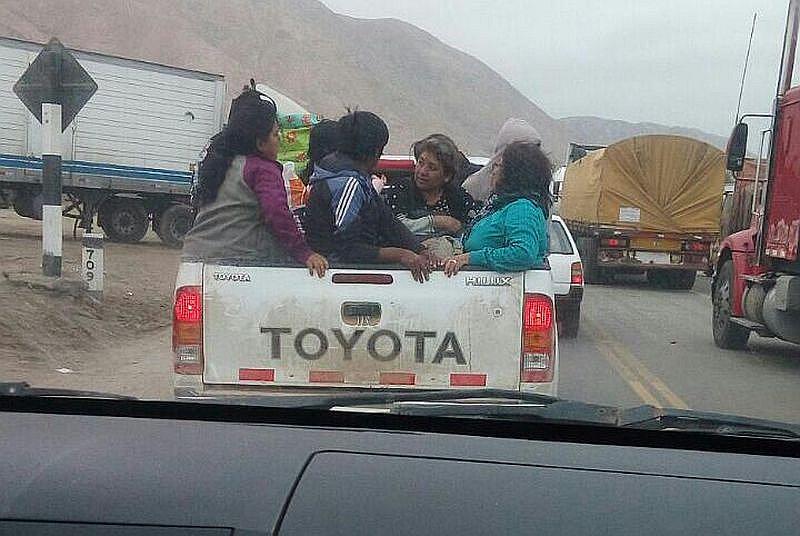 Sismo en Arequipa: Personas arriesgan sus vidas para viajar de Camaná a Atico