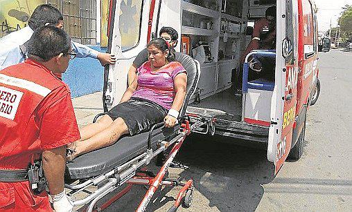 Dos pasajeras resultaron heridas en choque de una camioneta y combi