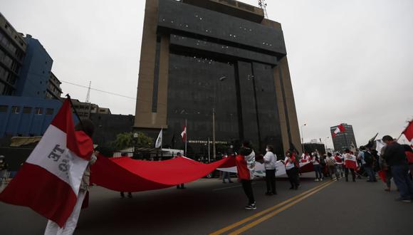 Una marcha se realizó por las principales calles del Centro de Lima y llegó hasta los exteriores del Ministerio de Defensa. (Foto: Jorge Cerdán / @photo.gec)