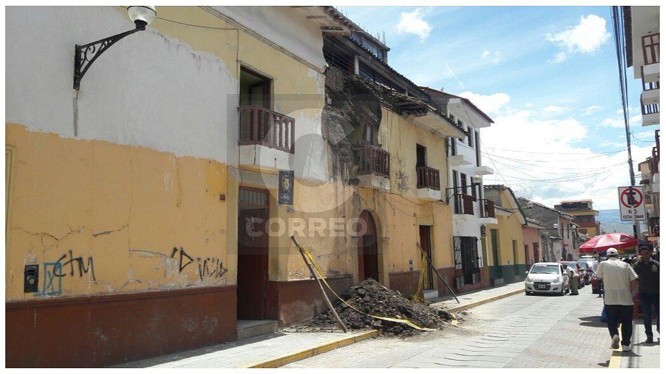Frontis de vivienda antigua se derrumba por lluvias en Ayacucho (VIDEO)