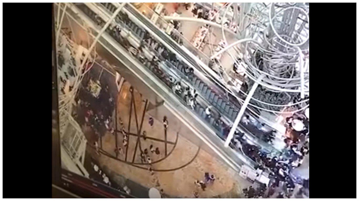 Mira cómo esta escalera eléctrica se sale de control y causa pánico en Hong Kong [VIDEO]
