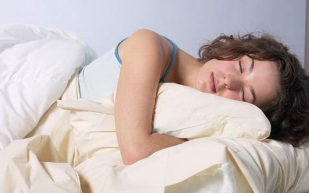 La postura en la que duermes puede perjudicar tu cerebro