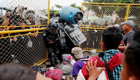 Migrantes hondureños rompen valla entre Guatemala y México