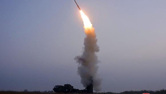 Esta imagen tomada el 30 de septiembre de 2021 y publicada por la Agencia Central de Noticias de Corea (KCNA). Muestra una prueba de fuego de un misil antiaéreo "recientemente desarrollado" realizado por la Academia de Ciencias de la Defensa de la RPDC (Foto: STR / KCNA VIA KNS / AFP)