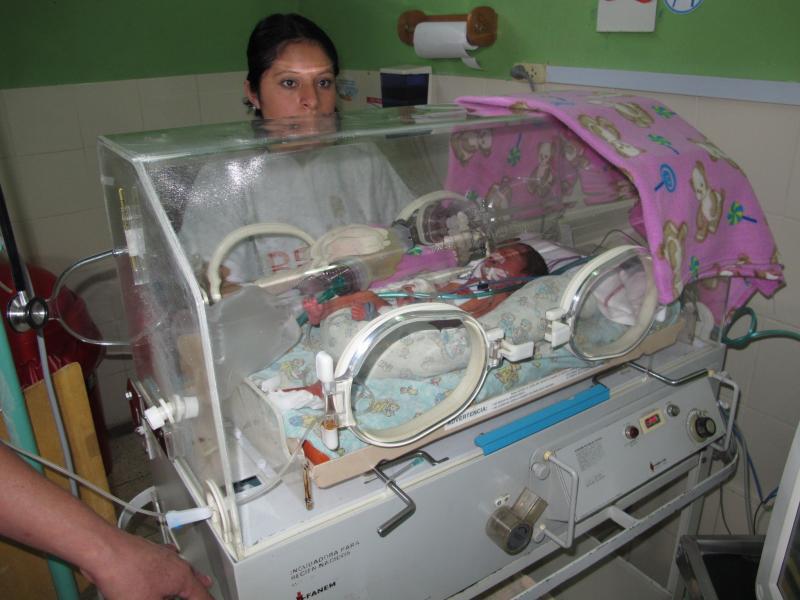 Bebé moriría porque La Caleta no tiene un ventilador mecánico