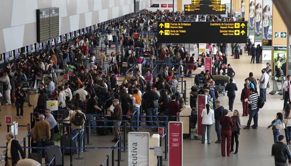 Molestias en pasajeros por retrasos en vuelos nacionales debido a huelga