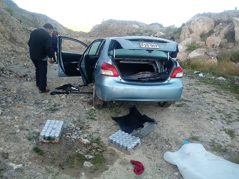 “Buitres” de vehículos desmantelaban auto en la ciudad de Ilave