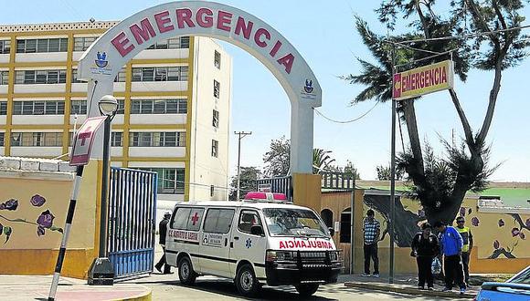 Mujer alumbra en la puerta de Emergencia del hospital Hipólito Unanue
