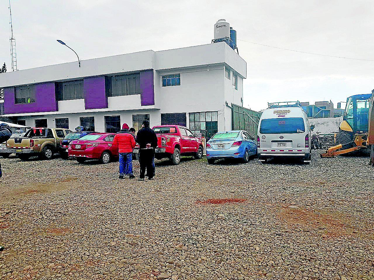 Recuperan auto robado escondido en garaje de Salcedo