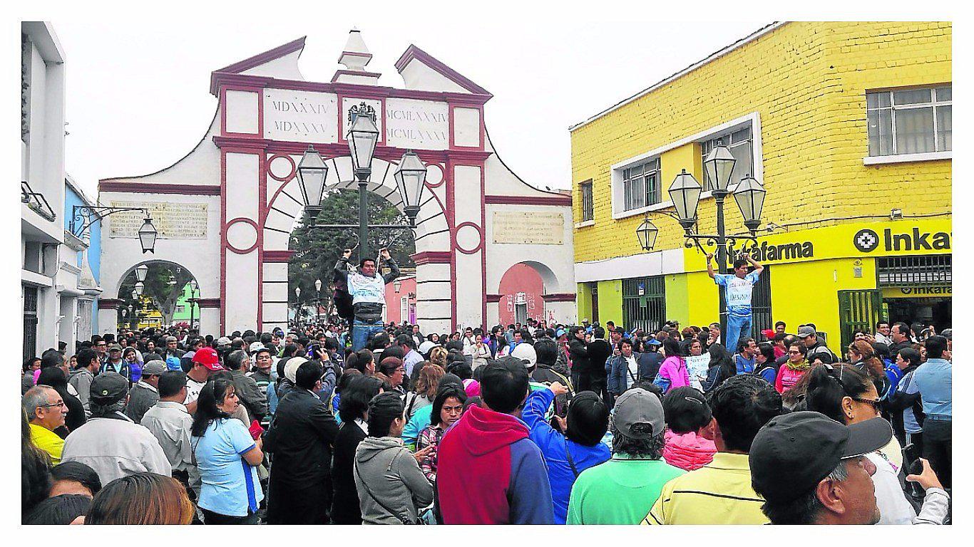 Gobernador anuncia descuentos y maestros advierten que no recuperarán clases