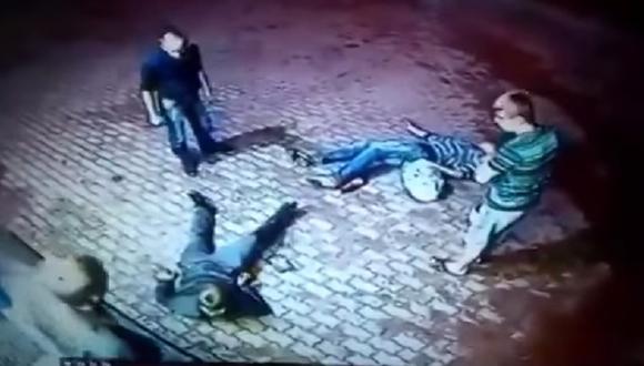 ​YouTube: Jóvenes ebrios atacan a anciano, pero reciben su paliza (VIDEO)