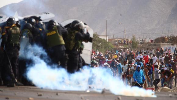 Manifestantes atacaron con piedras, bombas molotov y otros objetos contundentes a los policías que se desplegaron para desbloquear la carretera Panamericana Sur. (Foto: Hugo Curotto / GEC)