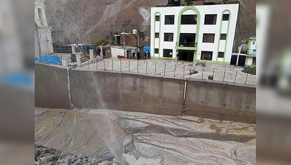 Huaico entierra plaza de La Capilla por intensas lluvias en Moquegua