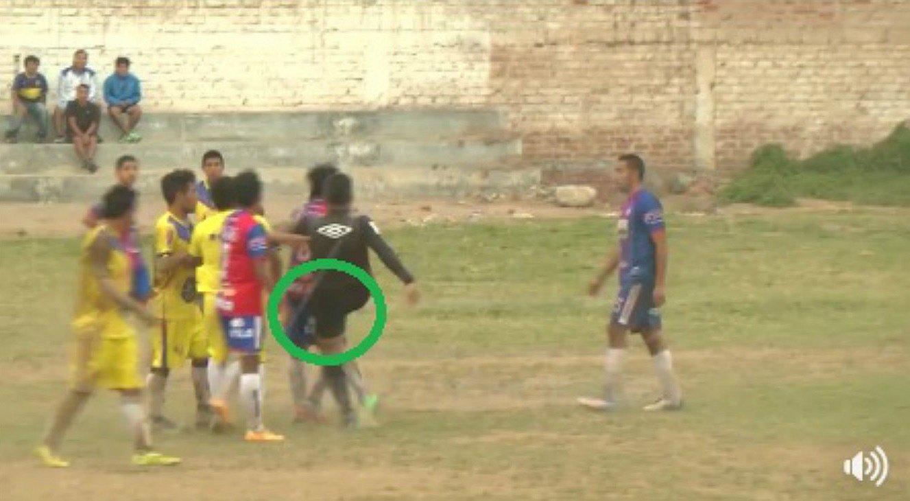 Árbitro patea a jugador en pleno partido de Copa Perú (VIDEO)